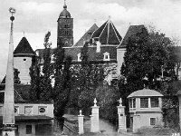 Vlaška - Branjugova 1870. godine. Istočni portal nadbiskupskog vrta s vrtlarevom kućicom. Obelisk je srušen u ljetnoj oluji 1875. godine i nije obnovljen.jpg